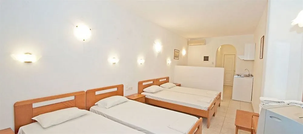 Makis Place Tourlos Aparthotel
