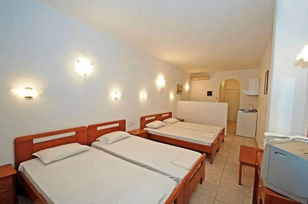Makis Place Tourlos Aparthotel